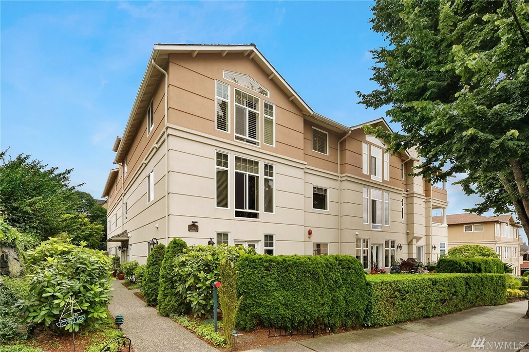 Property Photo:  546 Walnut St 202  WA 98020 