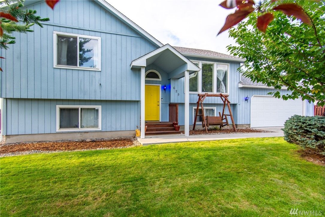 Property Photo:  625 S Pommer Avenue  WA 98837 