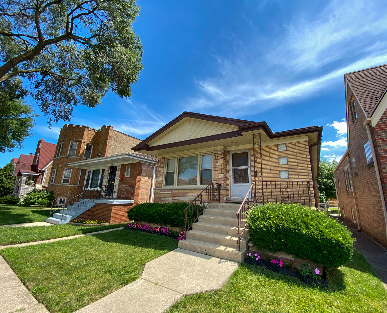 Property Photo: 6031 West Melrose Street IL 60634