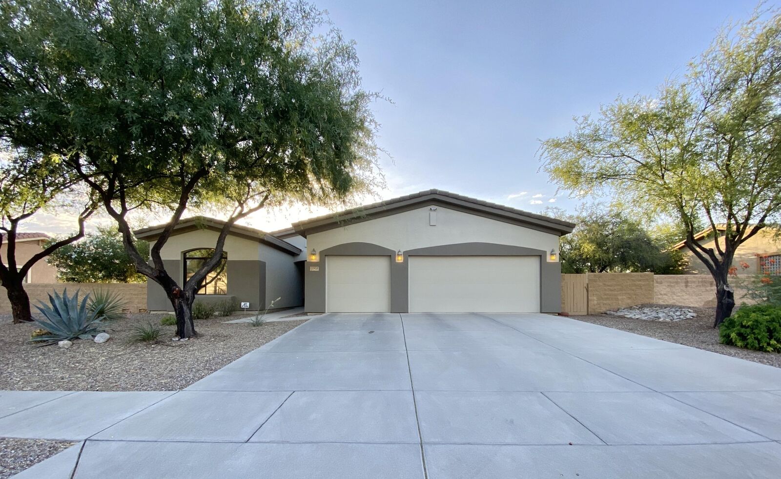 Property Photo:  11925 N Thornbush Drive  AZ 85737 