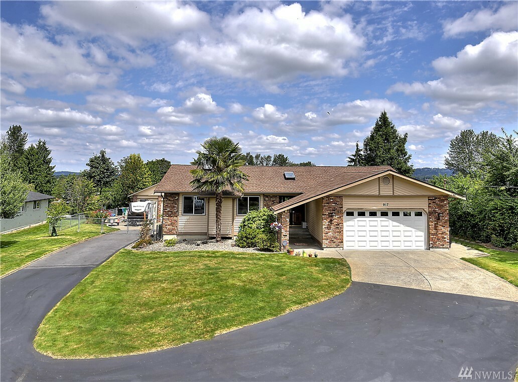 Property Photo:  917 15th Ave SW  WA 98371 