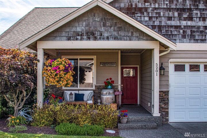 Property Photo:  5201  Sparrow Court  WA 98248 