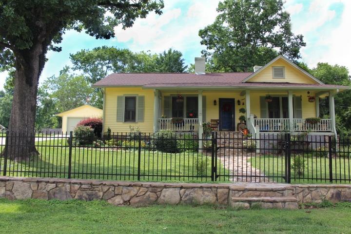 Property Photo: 803 Broadway Avenue AL 35740
