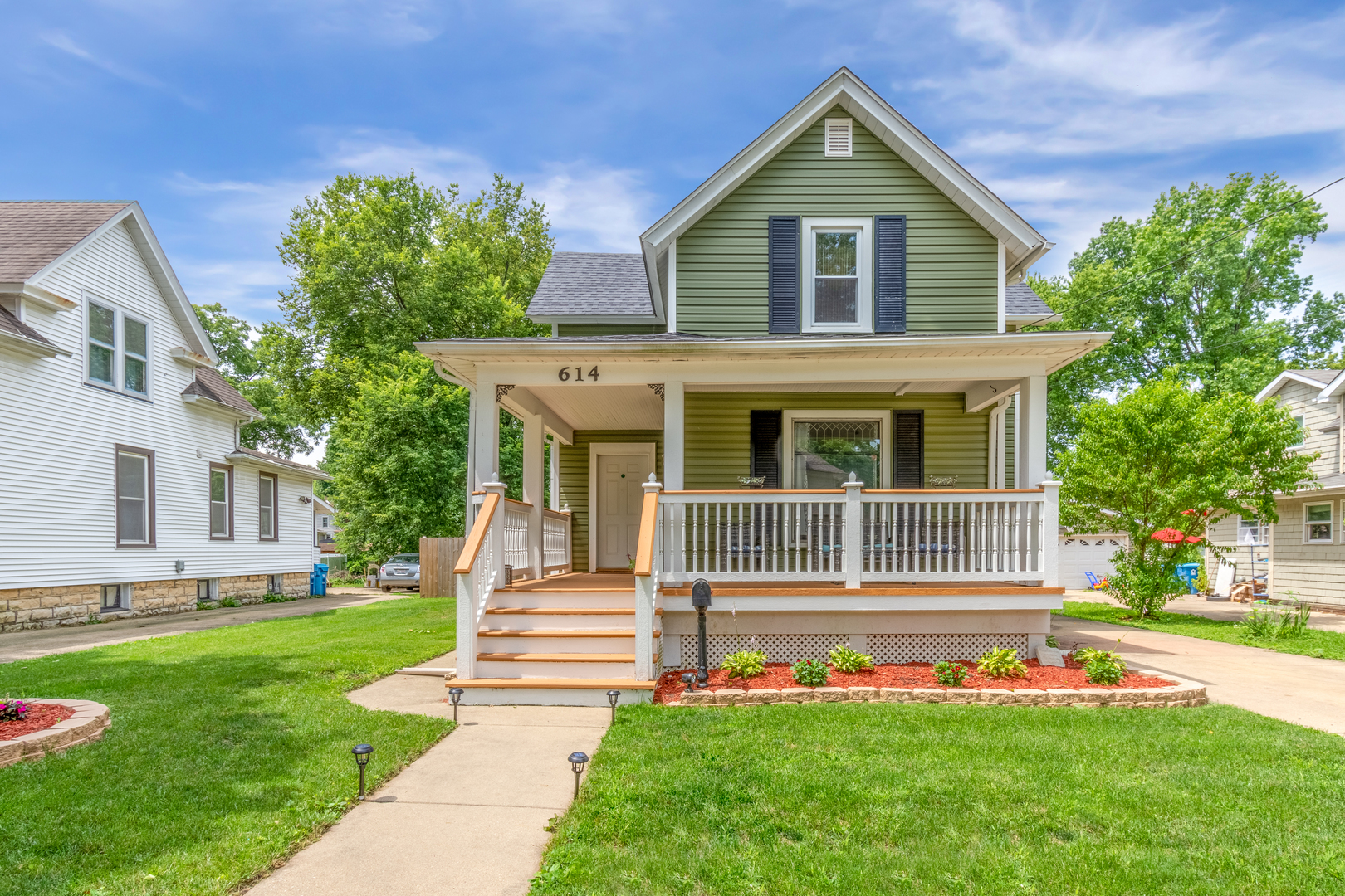 Property Photo: 614 Grand Avenue IL 60506