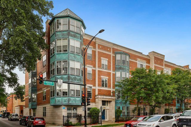 Property Photo: 1801 W Addison Street 1E IL 60613