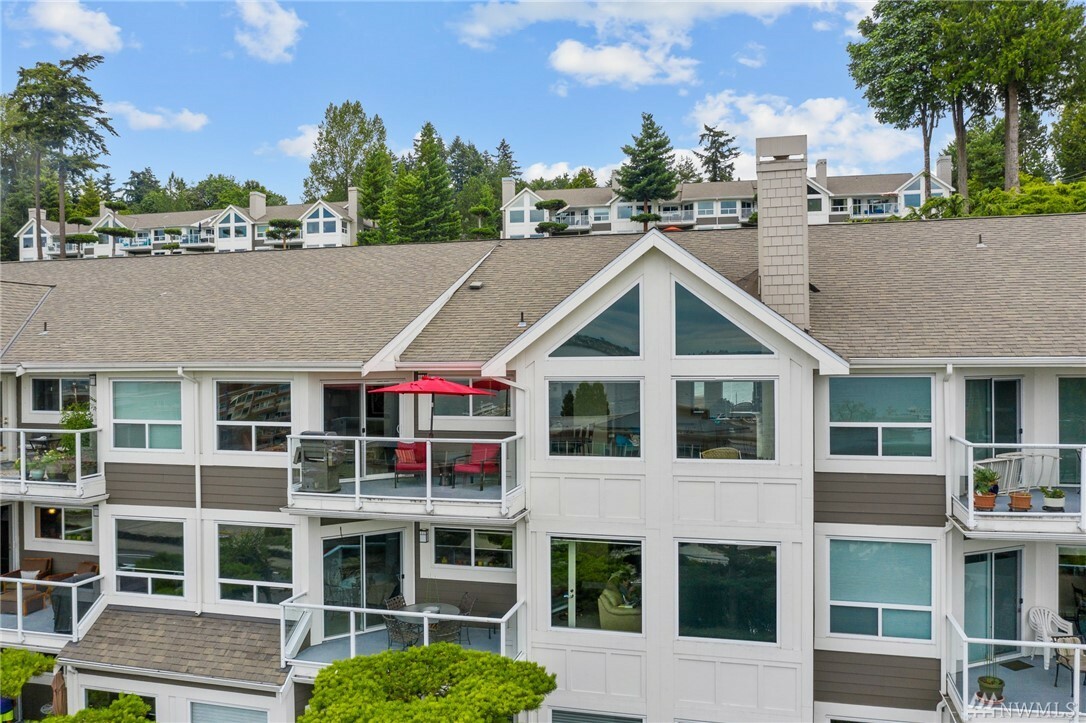 Property Photo:  5302 Lake Washington Blvd NE J  WA 98033 