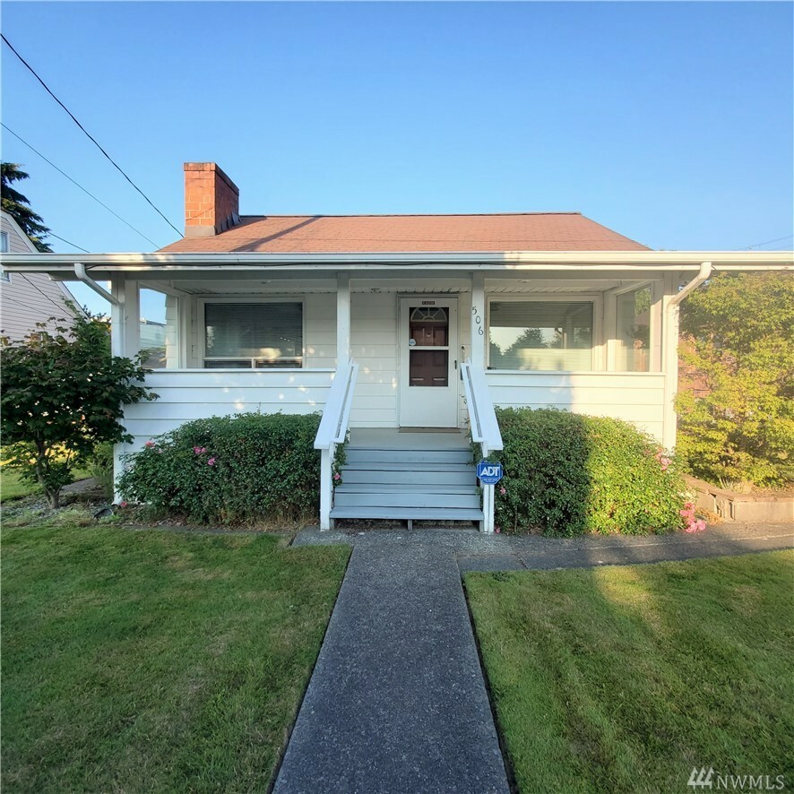 Property Photo:  506 Wells Ave N  WA 98057 