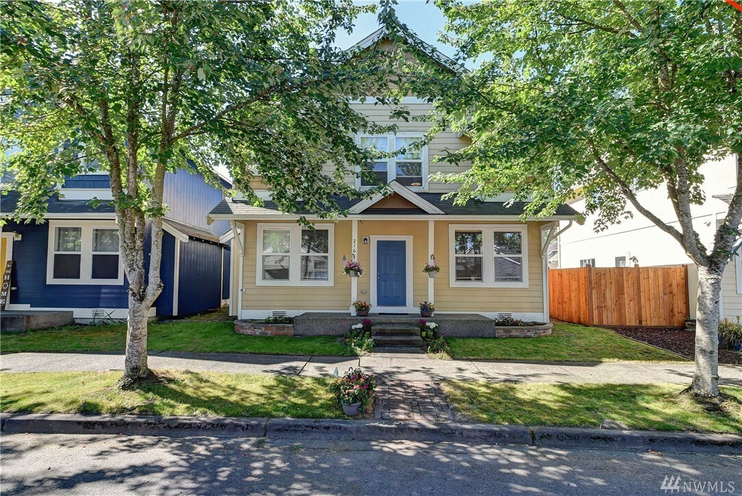 Property Photo:  216 Willow Ave  WA 98294 