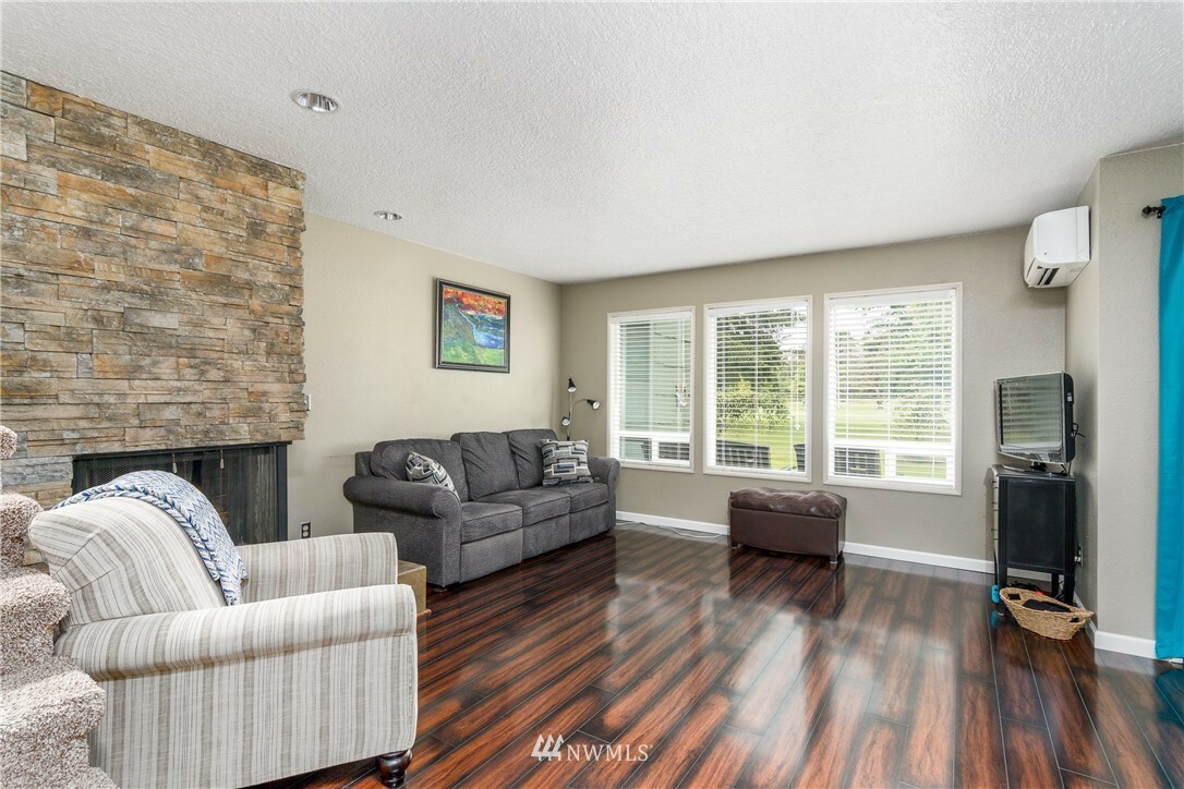 Property Photo: 2353 40th Ave 10 WA 98632