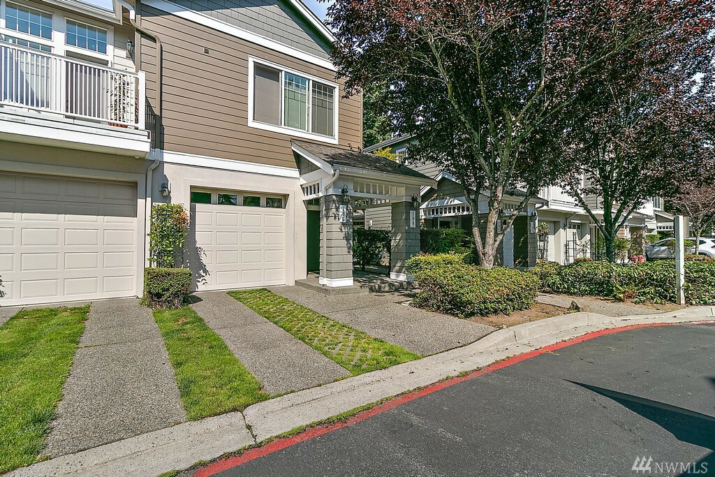 Property Photo:  555 Anacortes Ct NE 105  WA 98059 