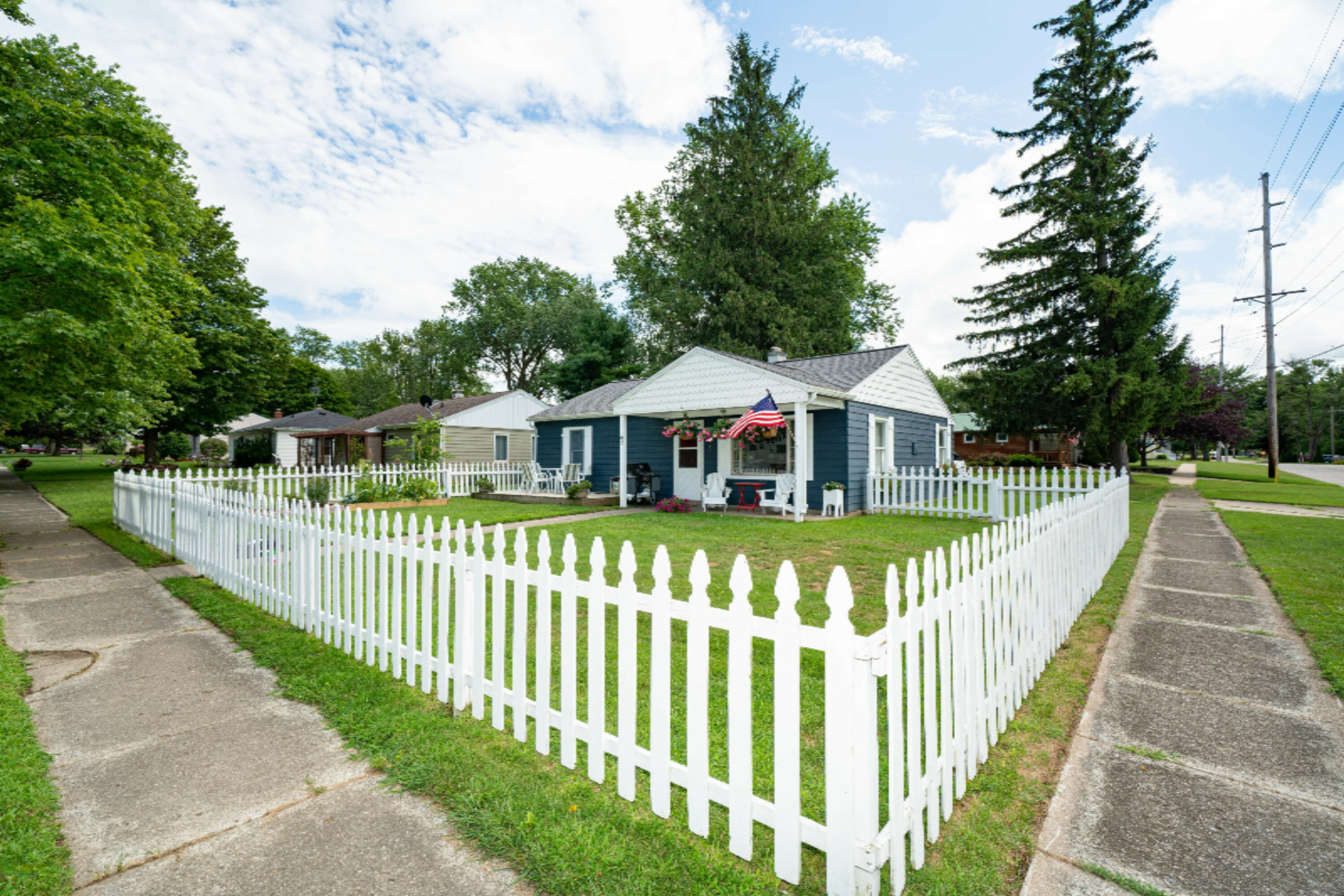 Property Photo:  102 Buckeye Street  MI 49128 