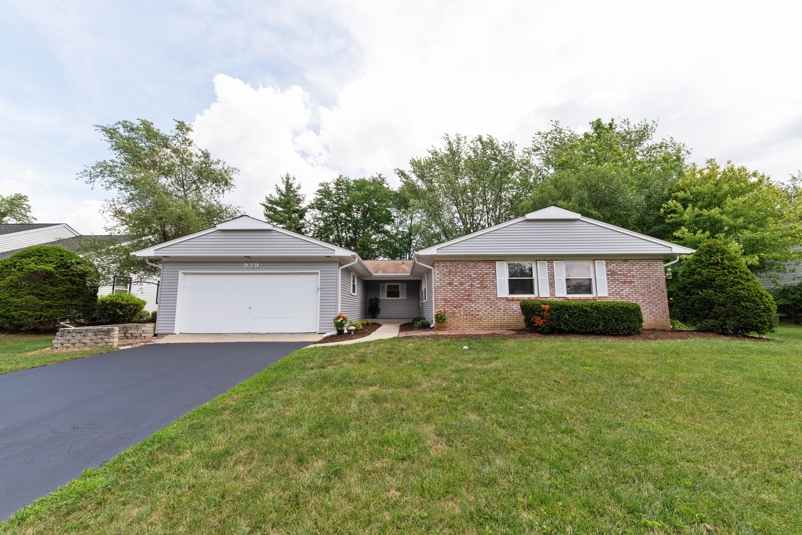 Property Photo:  939 Parker Lane  IL 60089 