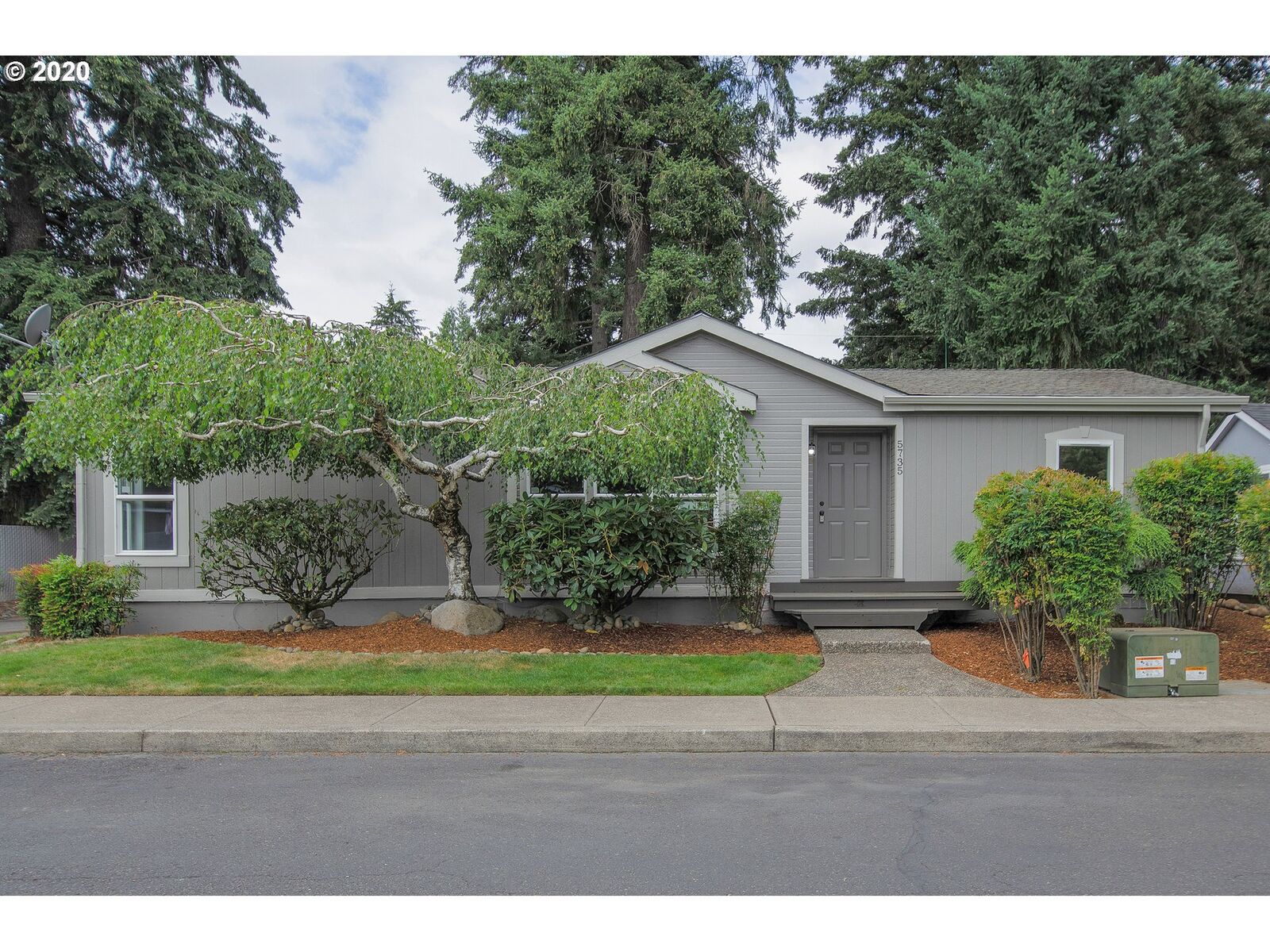 Property Photo: 5735 SE 133rd Pl OR 97236