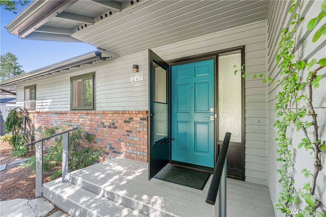 Property Photo:  10415 10th Dr SE  WA 98208 