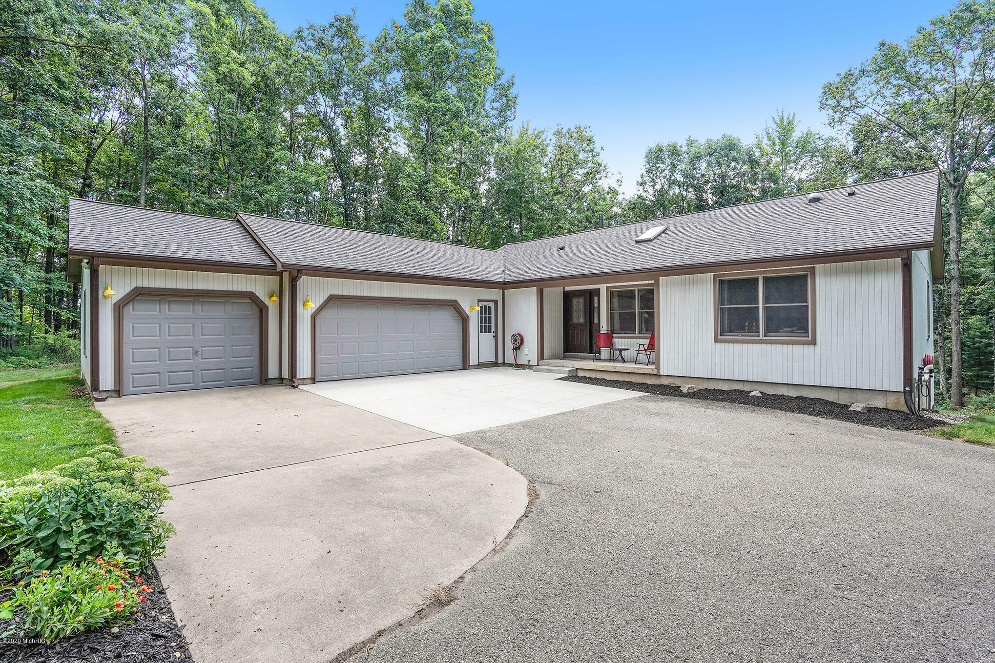 Property Photo:  1069 Cumberland Avenue SE  MI 49331 