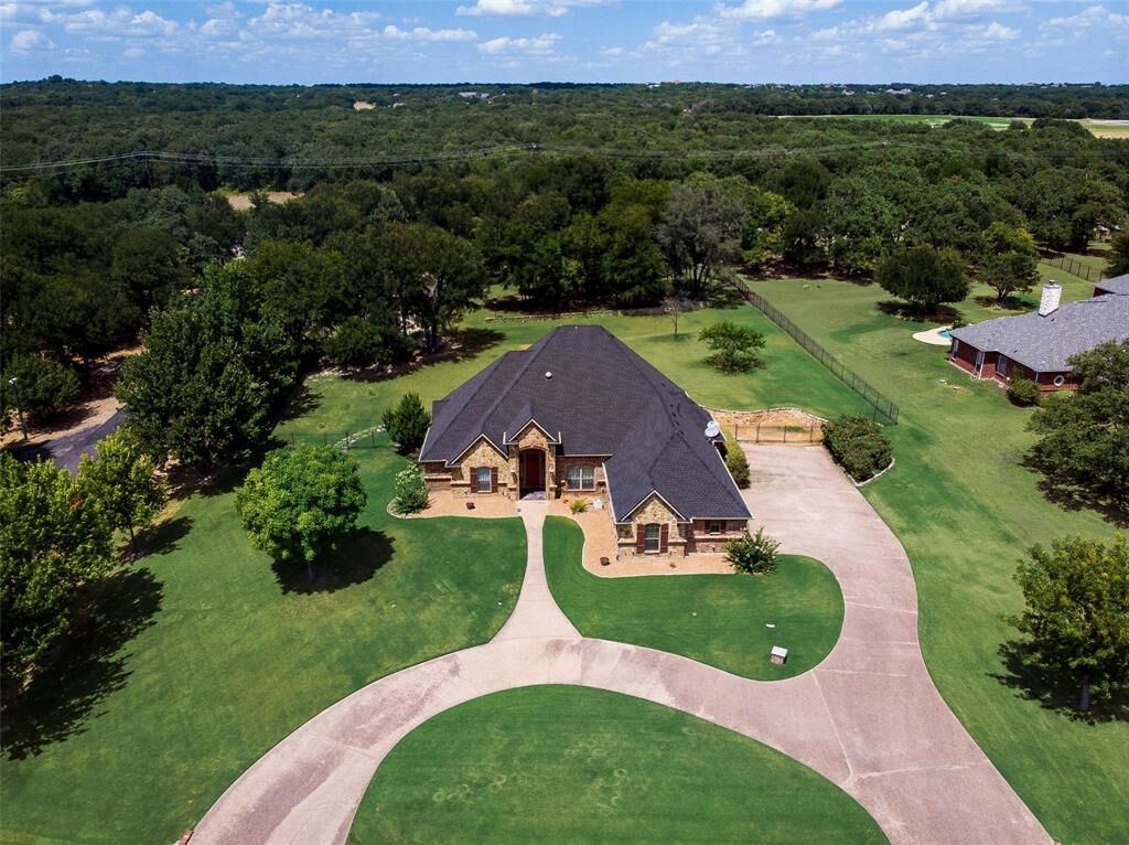 Property Photo: 301 Covered Bridge Court TX 76108