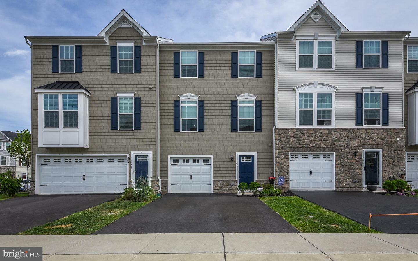 Property Photo:  303 Pin Oak Lane  PA 18944 