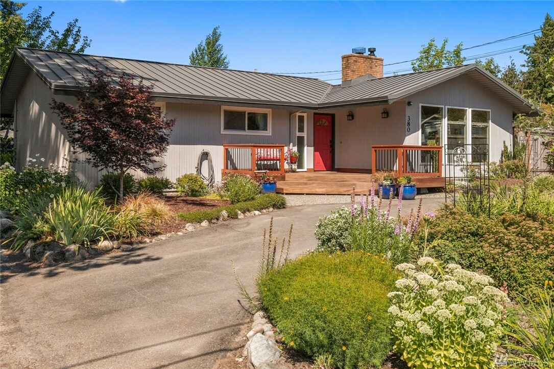 Property Photo:  380 SE Darst St  WA 98027 