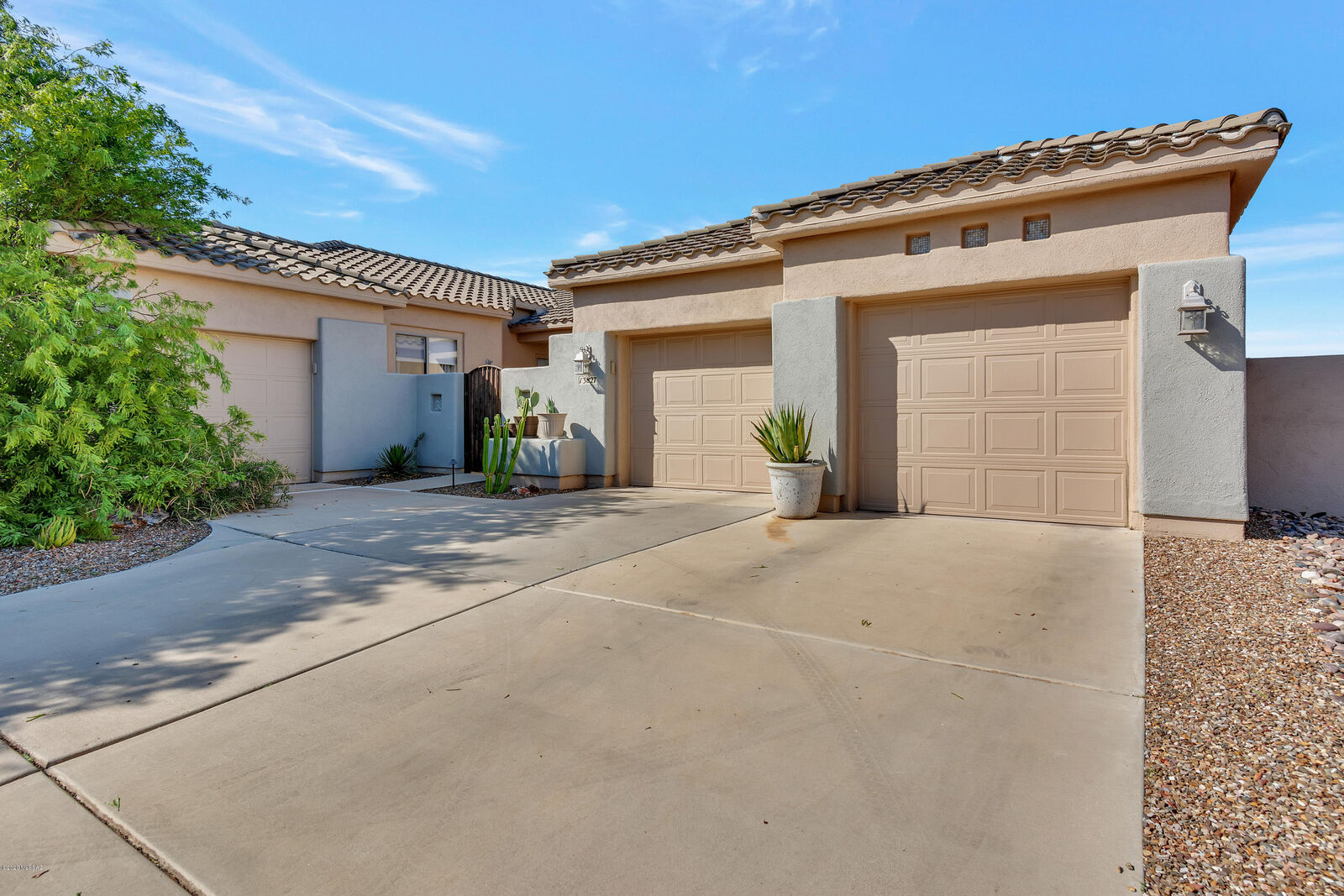 Property Photo:  13827 N Silvercreek Place  AZ 85737 