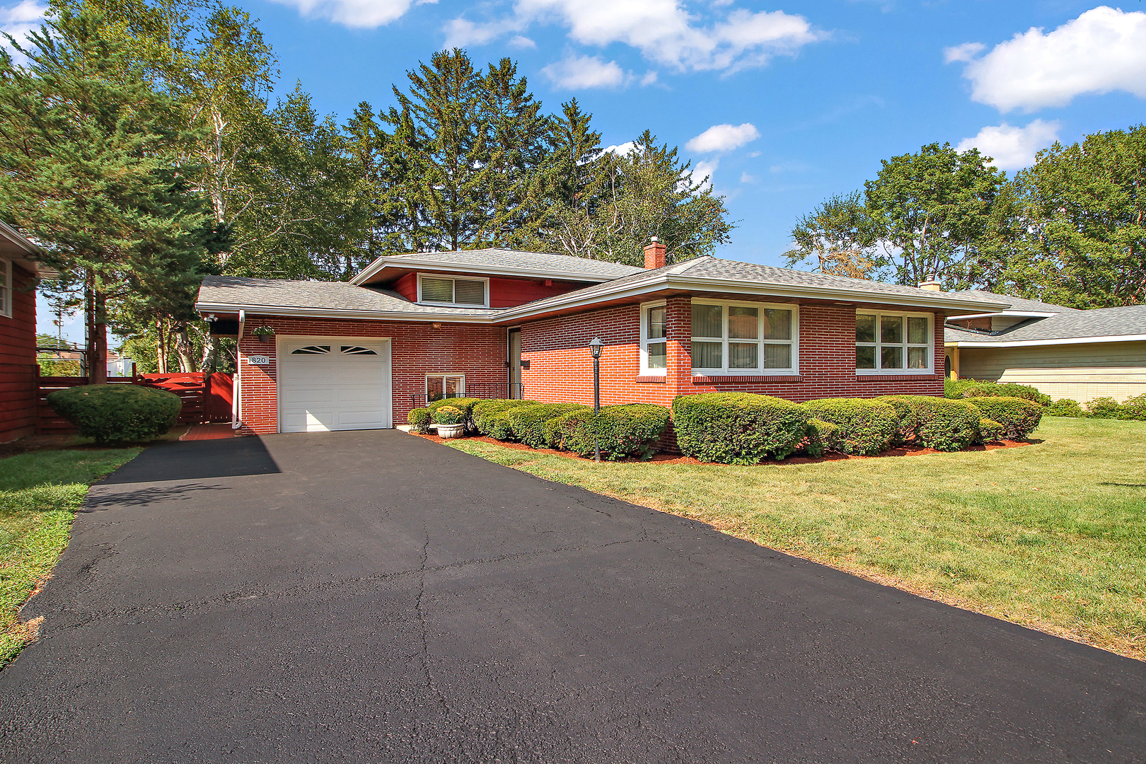 Property Photo:  820 Horseshoe Drive  IL 60435 