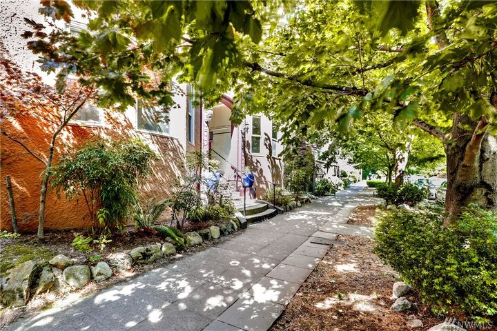 Property Photo:  521  16th Avenue E 5  WA 98112 