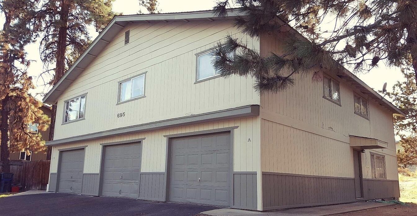 Property Photo: 695 SE Centennial Street OR 97702