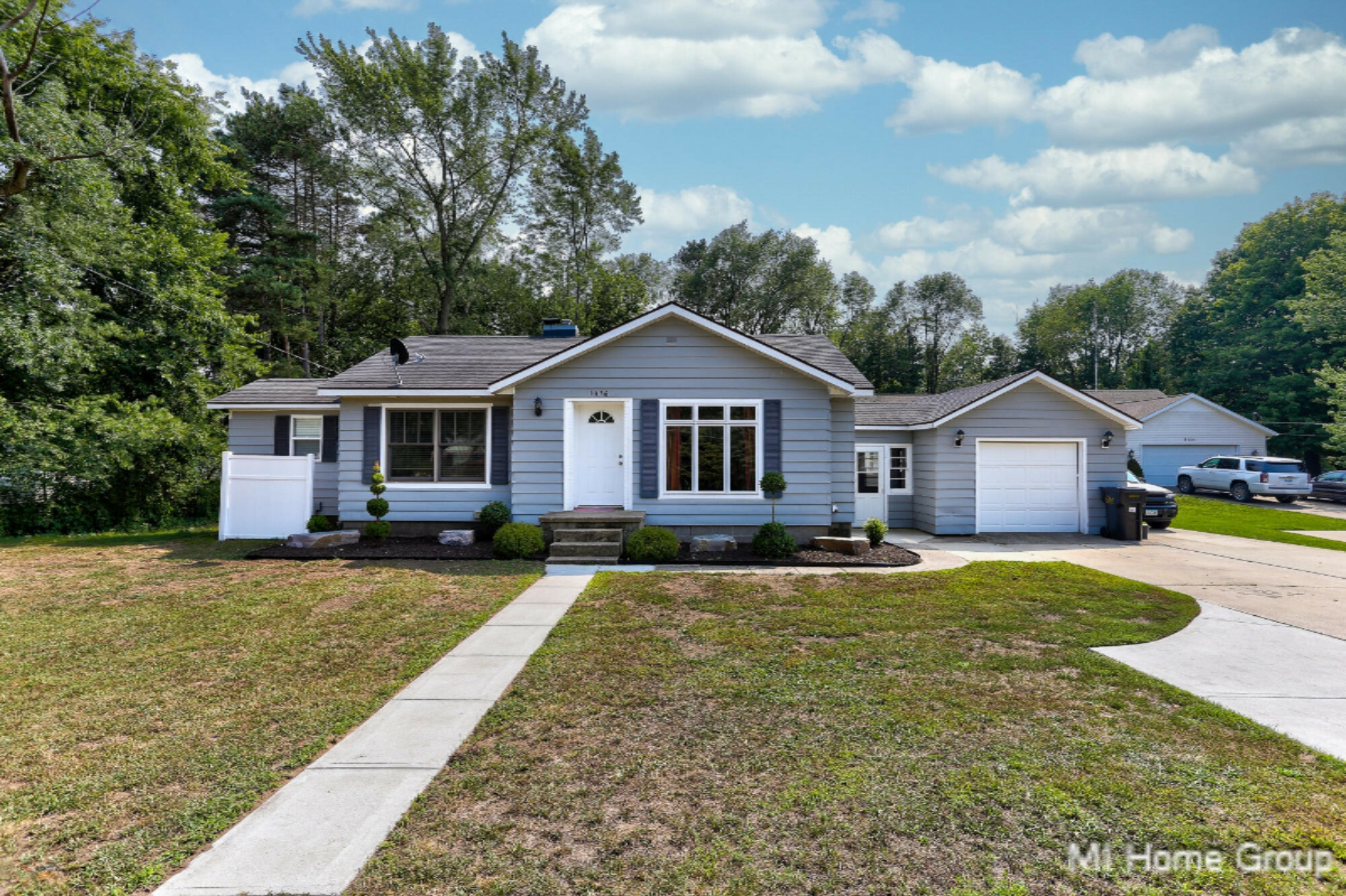 Property Photo: 1476 W Lakewood Boulevard MI 49424