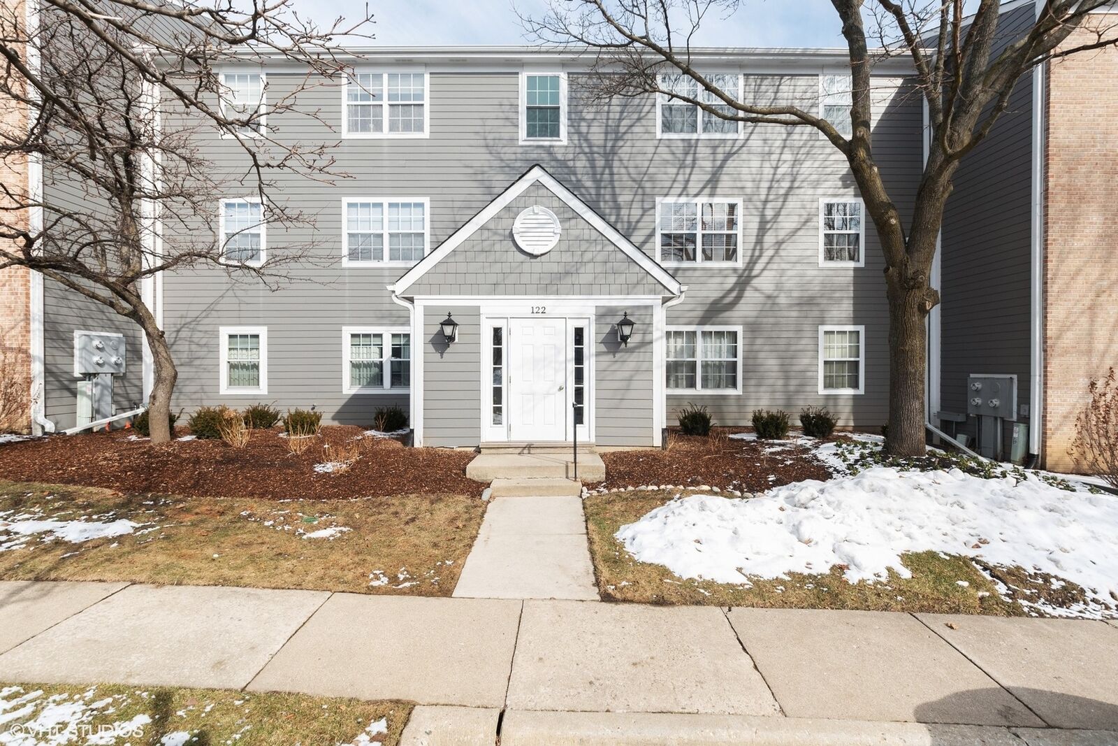 Property Photo:  122 East Winchester Road E  IL 60048 