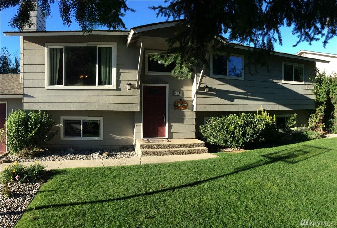 Property Photo: 905 11th St NE WA 98802