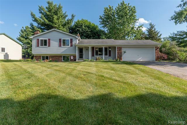 Property Photo:  3575 Meadow View Drive  MI 48371 