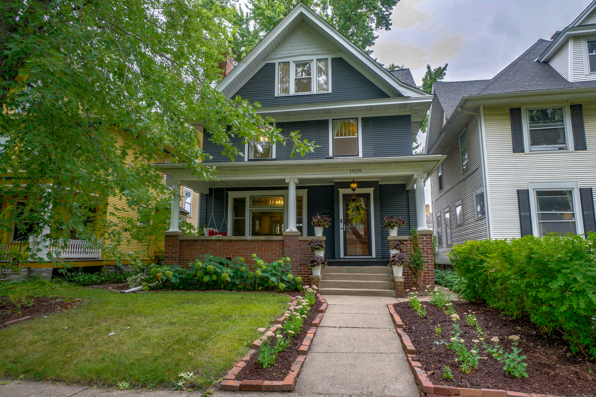 Property Photo:  1028 Ashland Avenue  MN 55104 