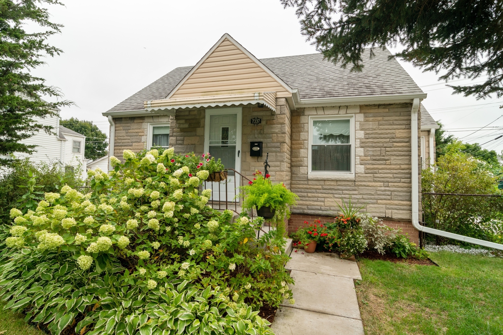 Property Photo: 7337 W Foster Avenue IL 60706