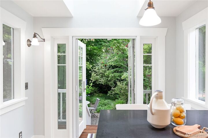 Property Photo:  815 W Armour St  WA 98119 