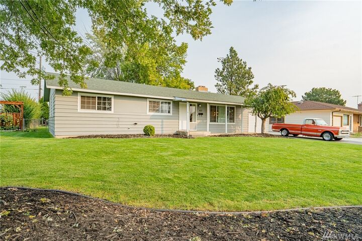 Property Photo:  622 W Village Avenue  WA 98837 