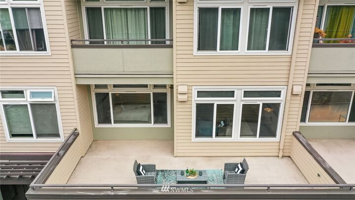Property Photo:  18  Dravus Street 201  WA 98109 