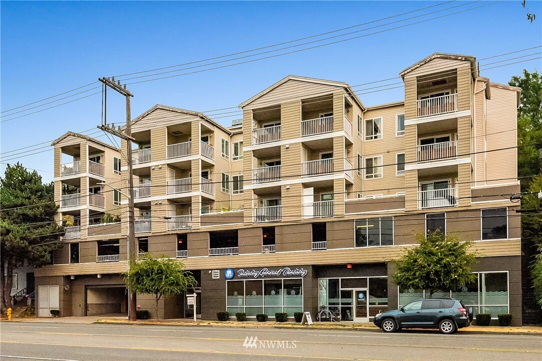 Property Photo: 2530 15 Avenue W 406 WA 98119