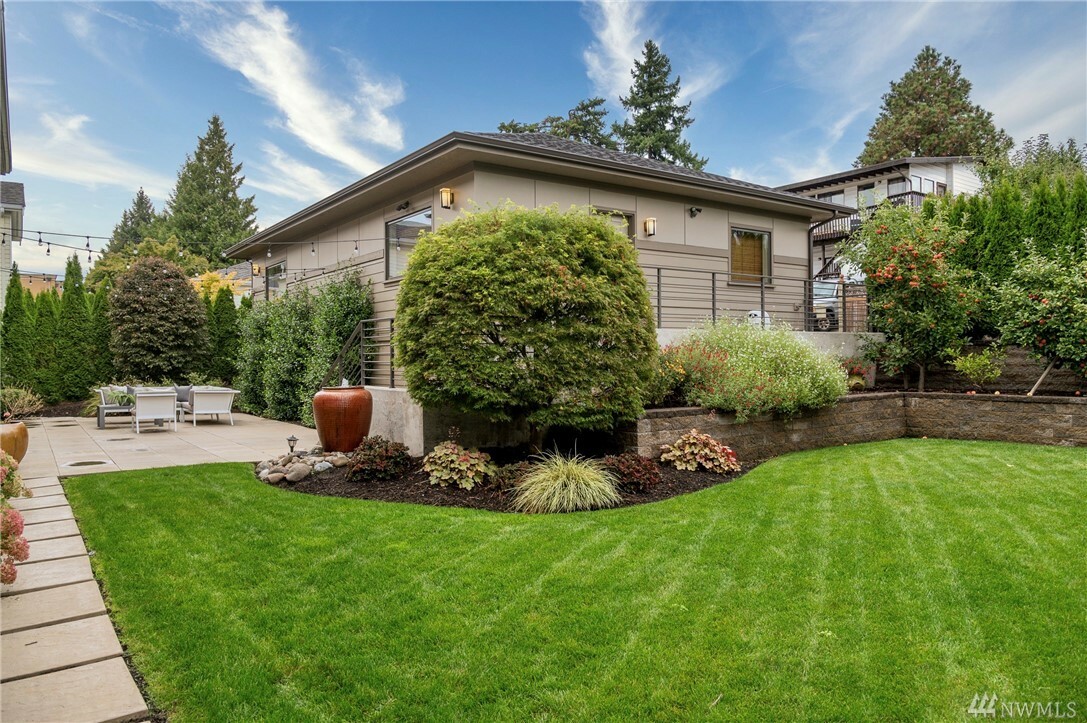 Property Photo:  212 5th Ave W  WA 98033 