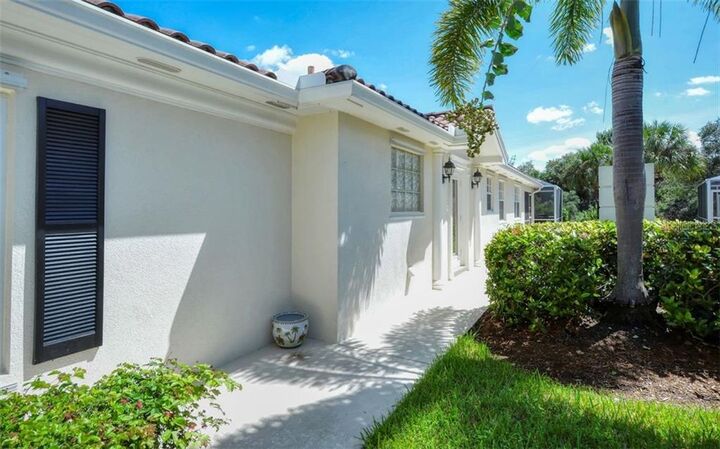 Property Photo:  7647 Pesaro Drive  FL 34238 