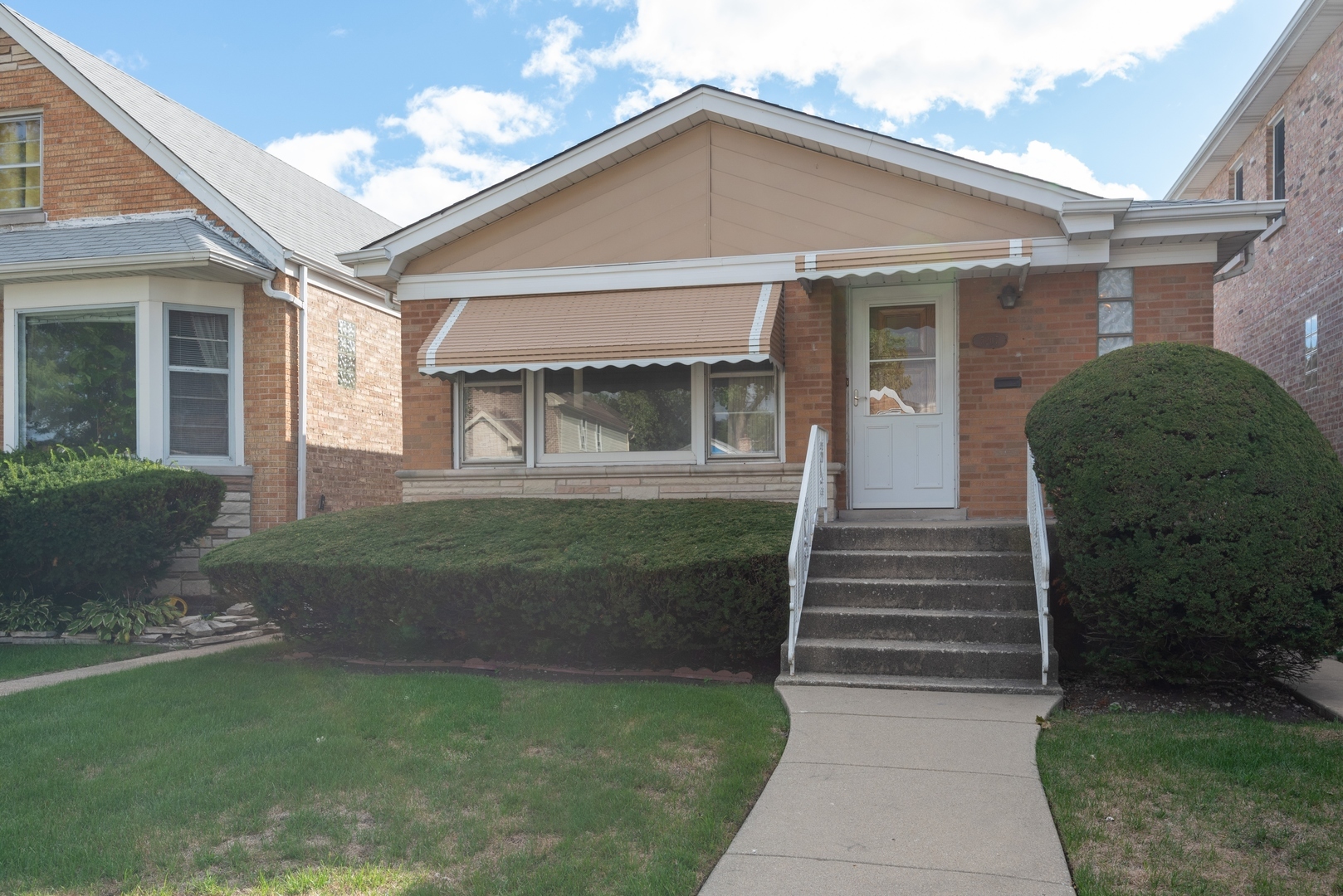 Property Photo:  5207 North Moody Avenue  IL 60630 