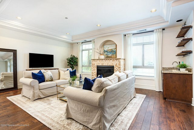 Property Photo: 11582 Moorpark Street Ph4 CA 91602