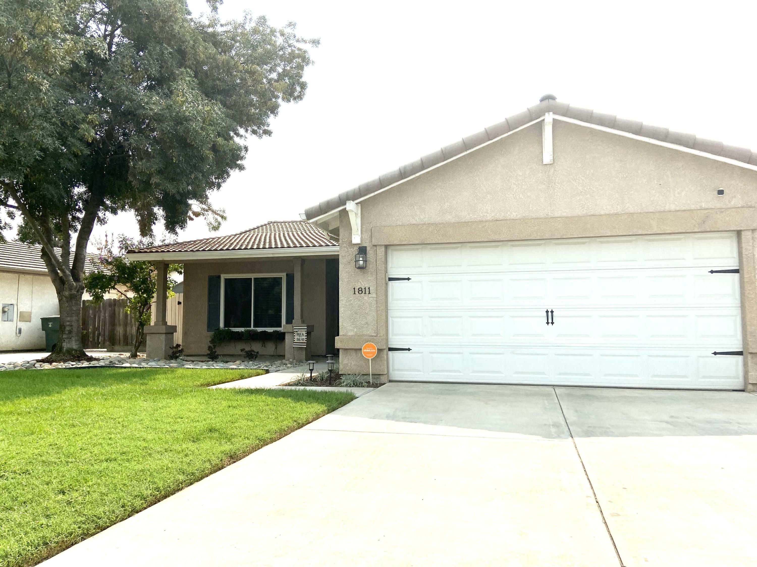 Property Photo:  1811 E Country Court  CA 93292 