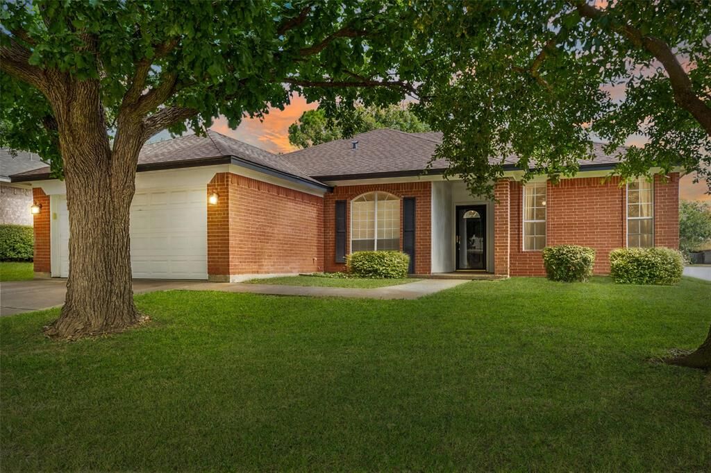 Property Photo:  7229 Woodhinge Drive  TX 76126 