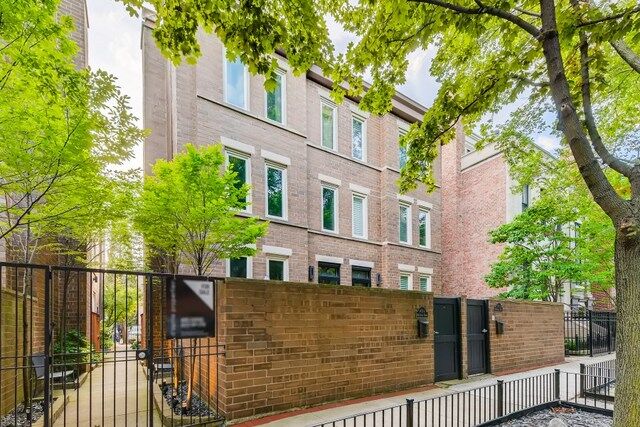 Property Photo: 1906 N Hudson Avenue C IL 60614