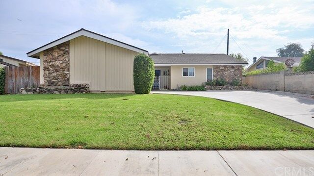 Property Photo: 2633 Oakmont Avenue CA 92705