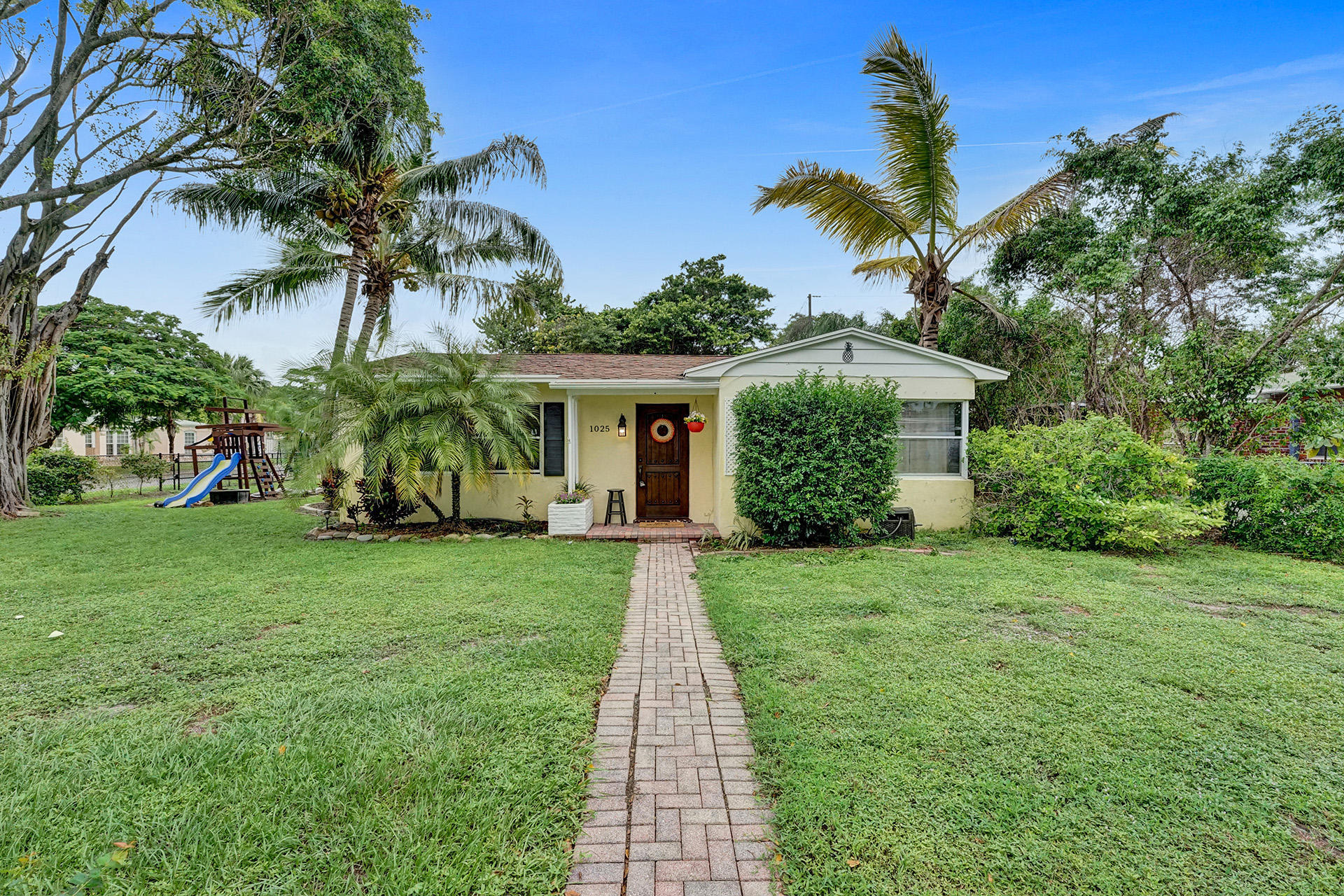 Property Photo: 1025 Paseo Andorra FL 33405