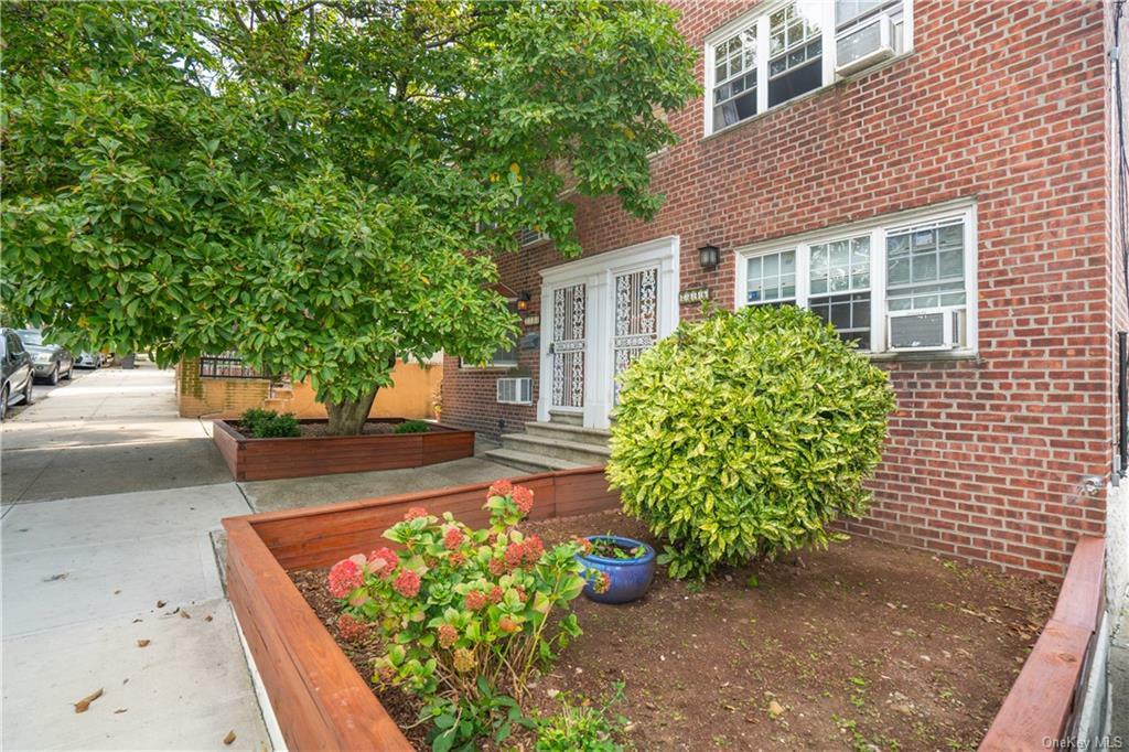 Property Photo:  2846 E 194th Street  NY 10461 