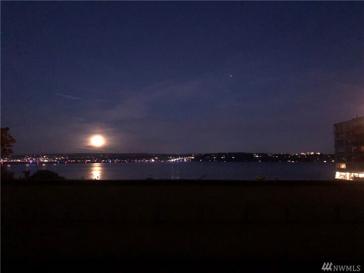 Property Photo:  4221 E Lynn St  WA 98112 