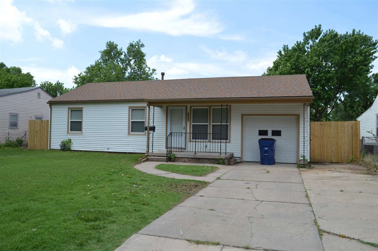 Property Photo:  2009 S Glenn St  KS 67213 