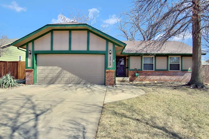 Property Photo:  2212 N Basswood Ct  KS 67037 