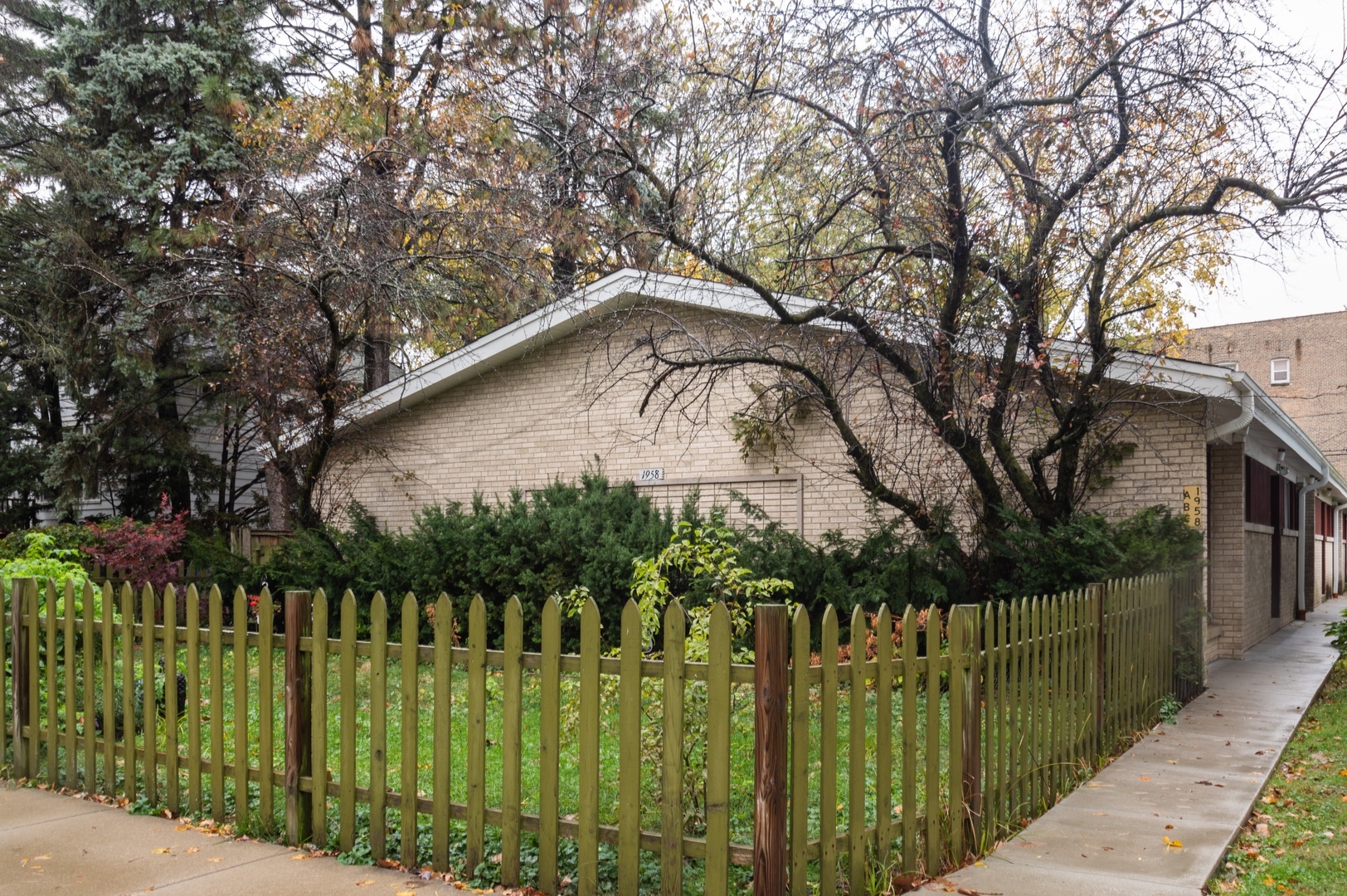 Property Photo:  1958 West Morse Avenue B  IL 60626 